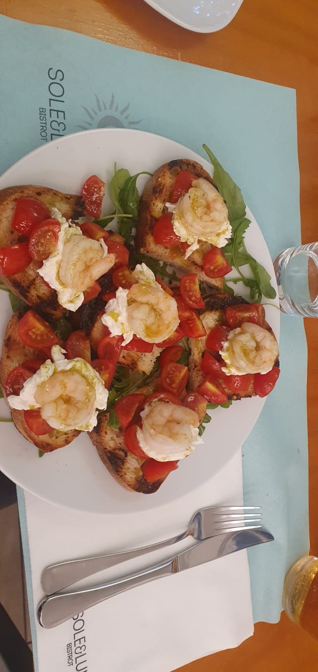 bruschette con pomodorini ,gamberi, burrata  - Soleeluna