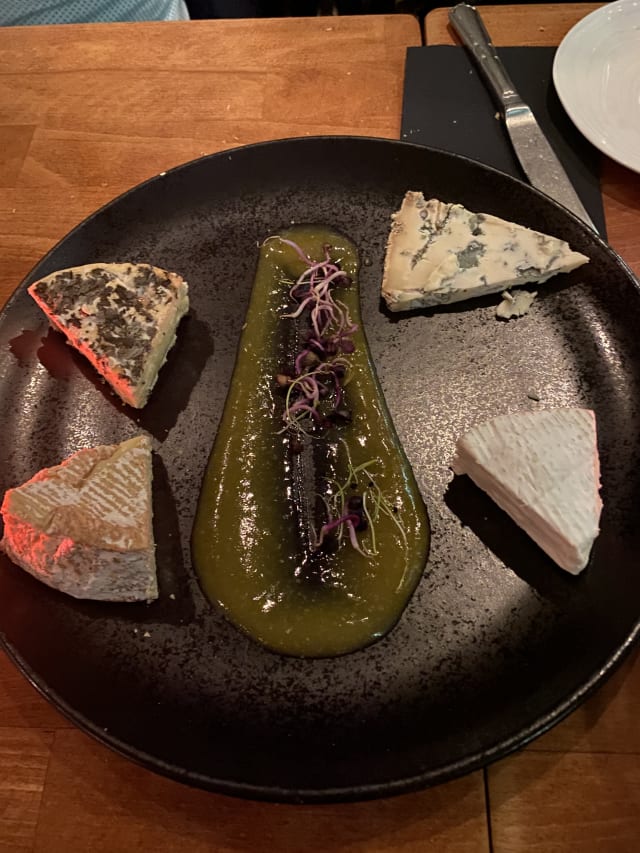 The plate of 4 cheeses with its  strawberry jam - Le Petit Commines