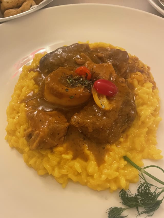 Ossobuco di vitello alla milanese con risotto giallo  - Bice Milano