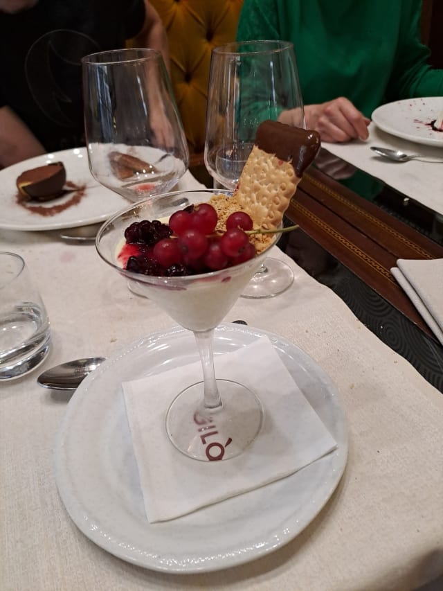 Mousse al cioccolato bianco e frutti di bosco - Gilò Ristorante, Florence