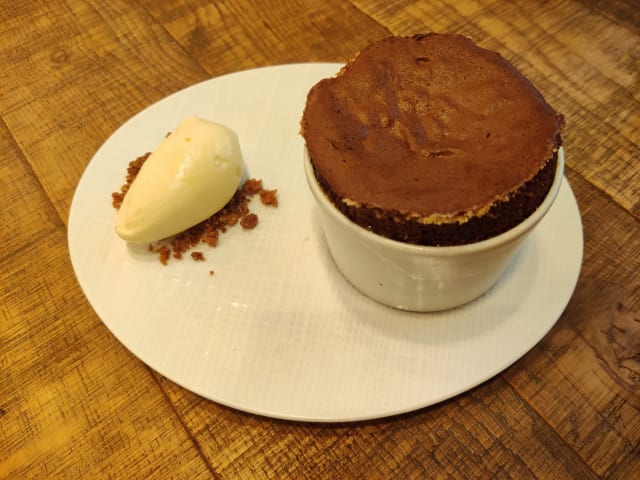 Soufflé au chocolat guanaja 70%, crème glacée à la fleur de lait - Dupin, Paris