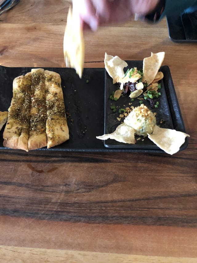 Focaccia brood  Humus-Ezme - El Qatarijne, Utrecht