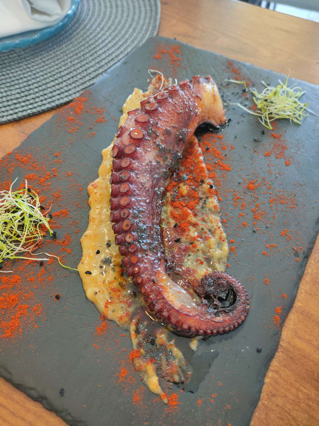 Pulpo asado sobre parmentier (120 a 150gr) - Qué Rico