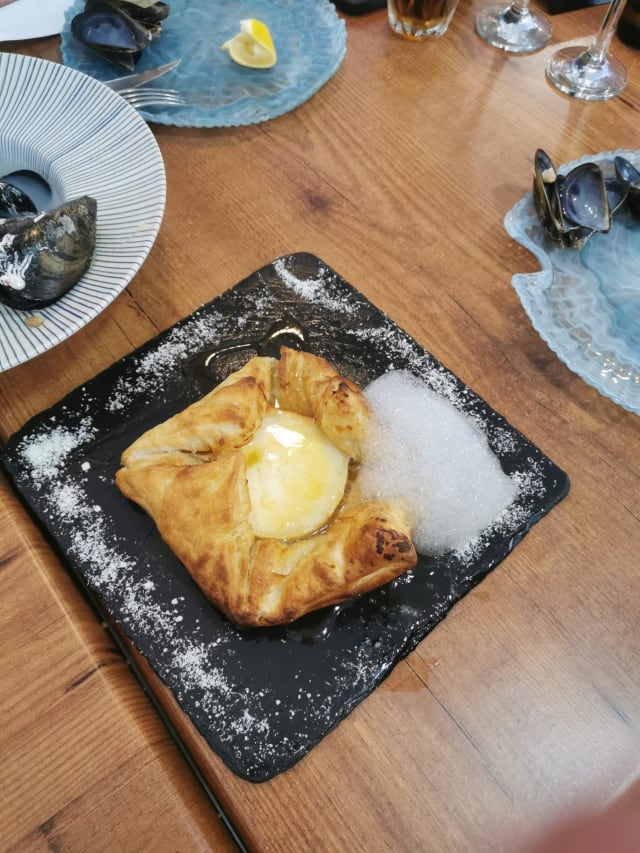 Hojaldre de queso de cabra - Qué Rico, Alicante