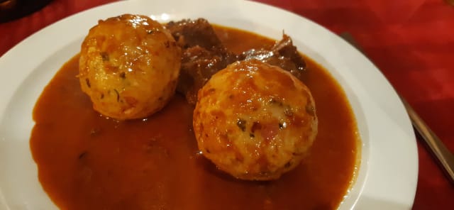 Gnocchi di pane con goulash fatti in casa - Vecio Buffet Marascutti 1914