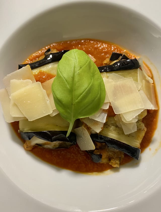 Involtini di melanzane “sicilia” vellutata di pomodoro e basilico - La Corte di Lurago