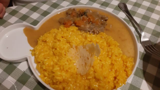 Risotto alla milanese con ossobuco  - La TrattOsteria de Milan