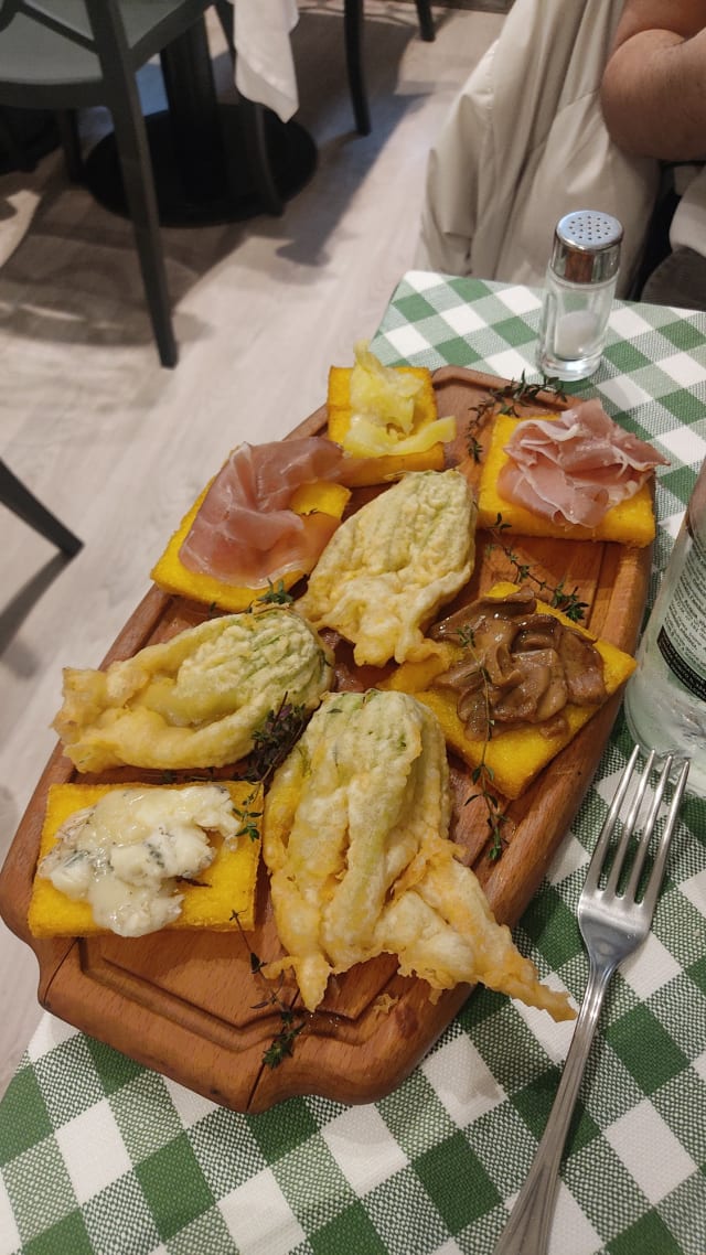 Crostini misti di pulentine fritte con speck, provola, purcìn e gorgonsòla - La TrattOsteria de Milan