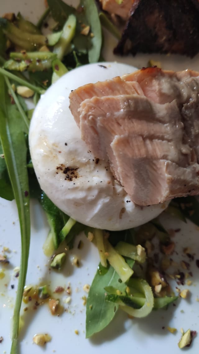 Salmone alla piastra con burratina e zucchina - Secca 48, Brindisi