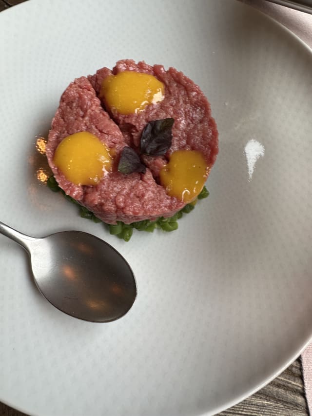 Tartare di Manzo con Crema di Rosso d'Uovo e Fagiolini Croccanti - Bottega Lucia, Milan