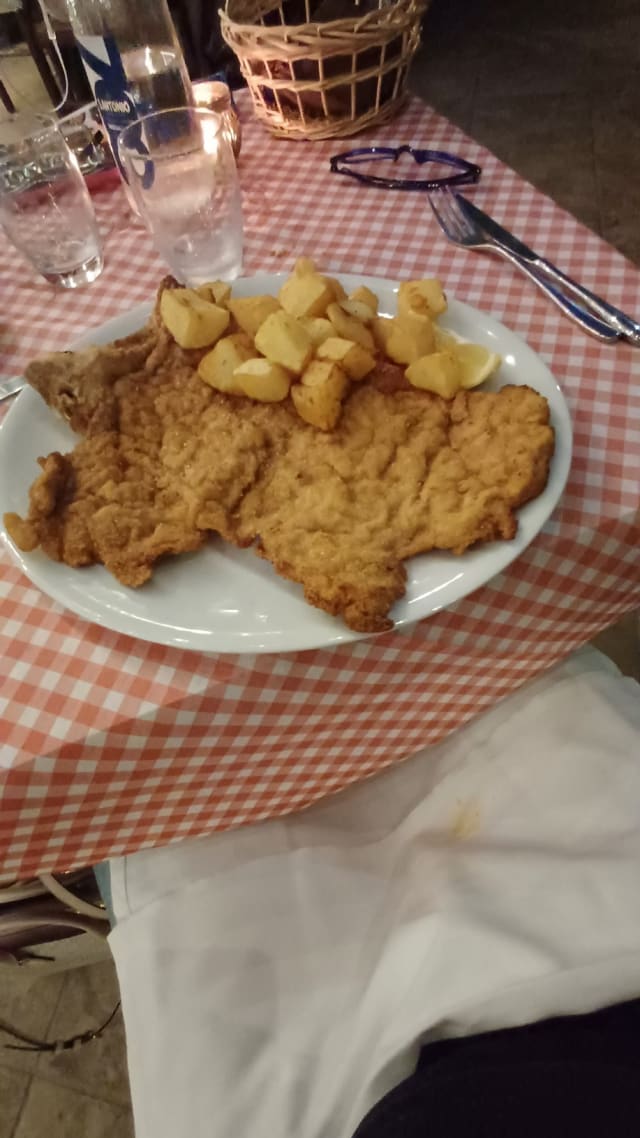 Cotoletta Con Il Manico Alla Milanese Con Patate - Trattoria Nonna Maria