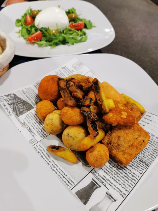 Arancino di riso, zeppoline, mozzarella in carrozza, mozzarella impanata crocchetta di patate e mozzarella, bocconcini impanati di bufala, pasta fritta, bocconcini di patate impanati verdure impanate - 'O Marechiaro, Turin