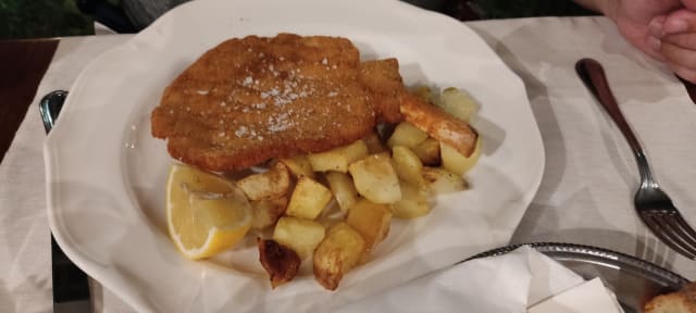 Costoletta di vitello alla milanese, patate rosolate al rosmarino - Camillo Benso, Milan