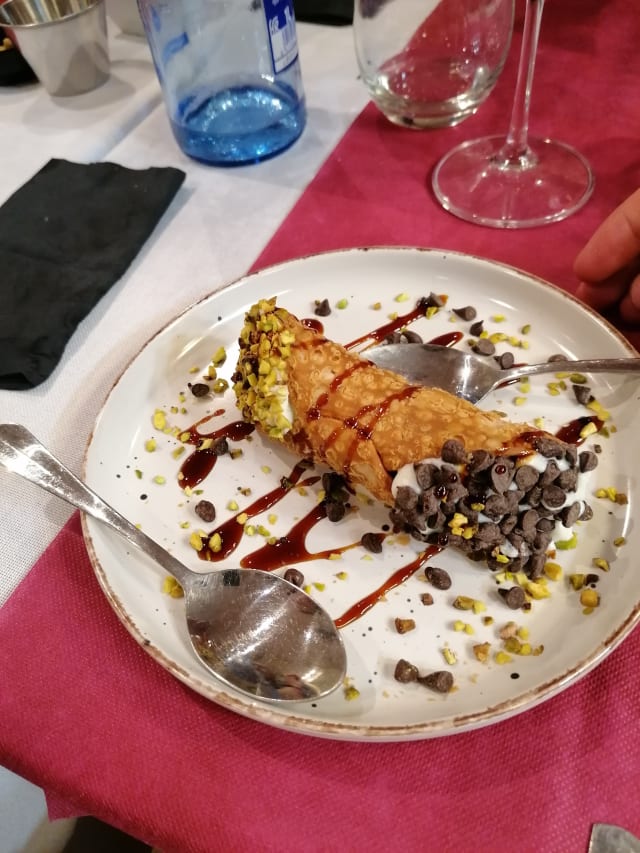 cannolo siciliano - La Divina Comida Italiana