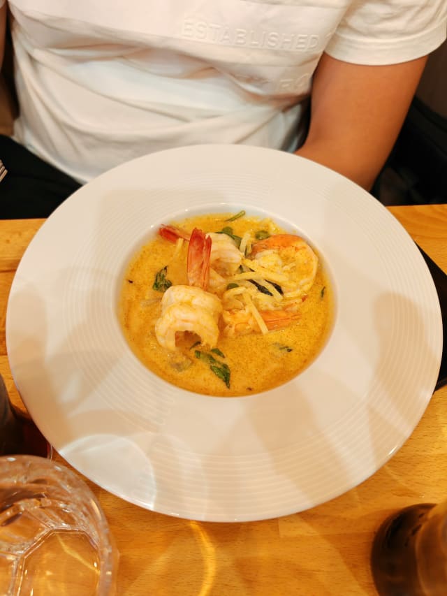 Grosses crevettes au curry rouge et lait de coco - Pâtes Thaï - Place d'italie, Paris