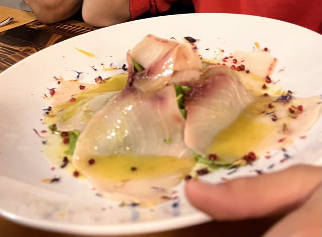 Carpaccio di pesce spada con rucola, crema di capperi e salsa citronette - Dante e Beatrice