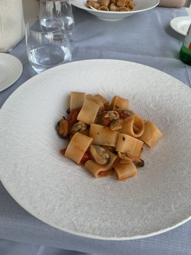 Gambero* rosso con panelle, crostini di tuminia croccante e burratina al lime - La Sciara, Giardini Naxos