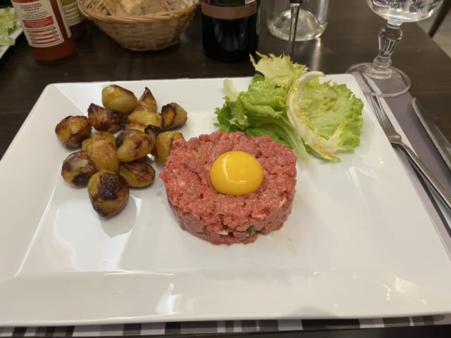 Steak tartare et pommes de terre rôties - Le Paradis des Amis, Paris