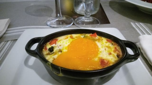 Oeuf cocotte aux petits légumes frais - Le Paradis des Amis, Paris