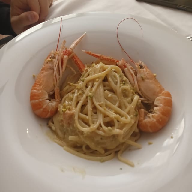 Linguine scampi e pistacchio - Il Convivio, Tropea