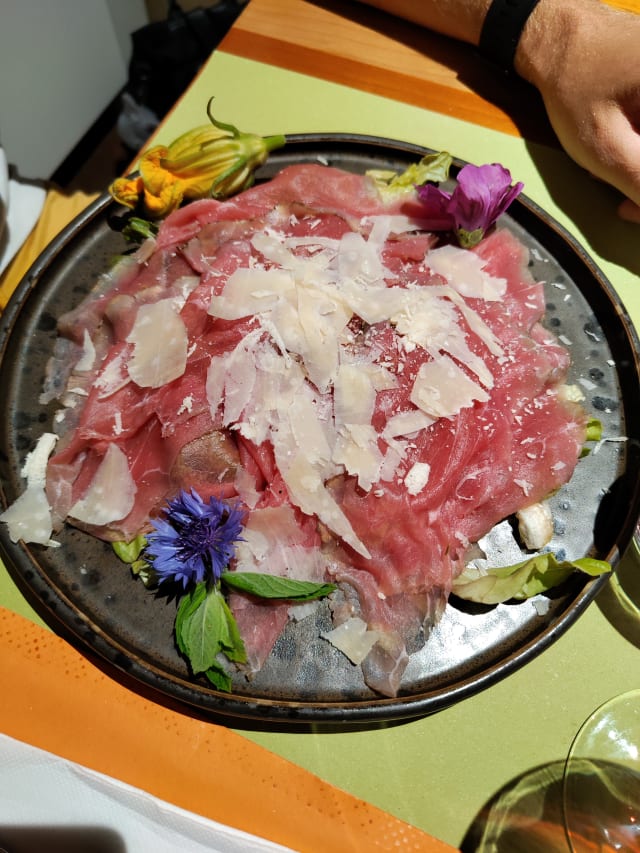 Carpaccio di carne salada con scaglie di trentingrana e insalatina - Agritur allo stesso campo