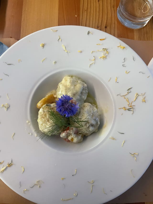 Canederli ai porri con crema di formaggio e pomodorini confit - Agritur allo stesso campo