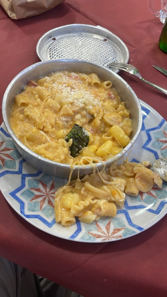 Pasta patate e provola alla napoletana  - Osteria Bernadette Pizzeria, Castellammare Di Stabia