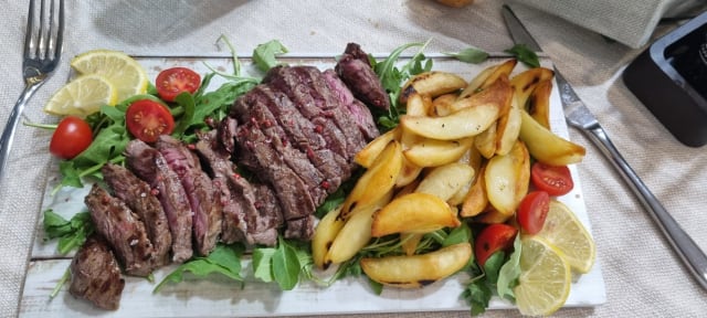 Tagliata di manzo servita con patate al forno - Albamar Ristorante