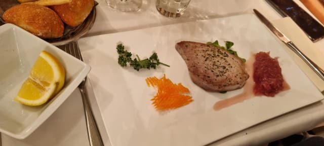 Filetto di tonno scottato alle erbe fini con composta di cipolla di tropea  - Al Mozzo Ristorante