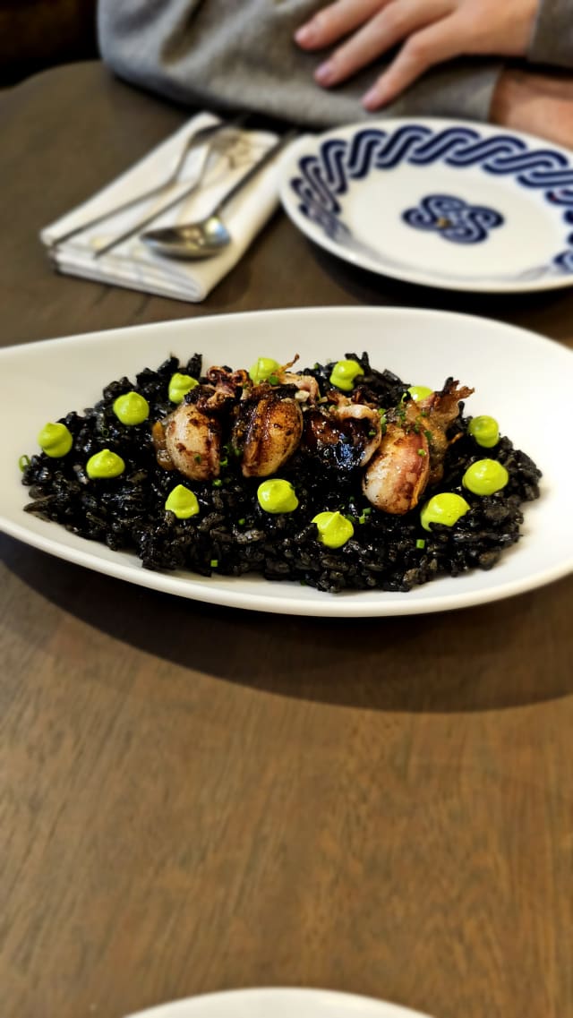 Arroz negro con sepionetas - Teatro Kitchen & Bar