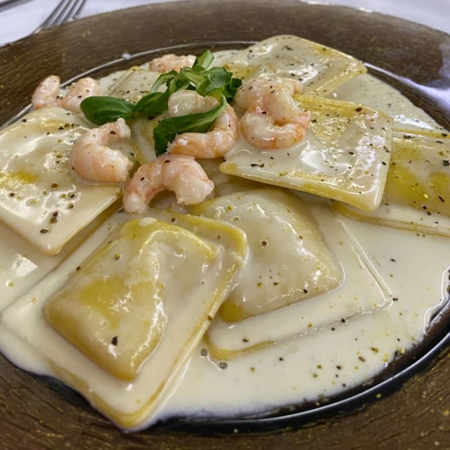 ravioli al branzino in crema di limone e gamberi - Aquarium