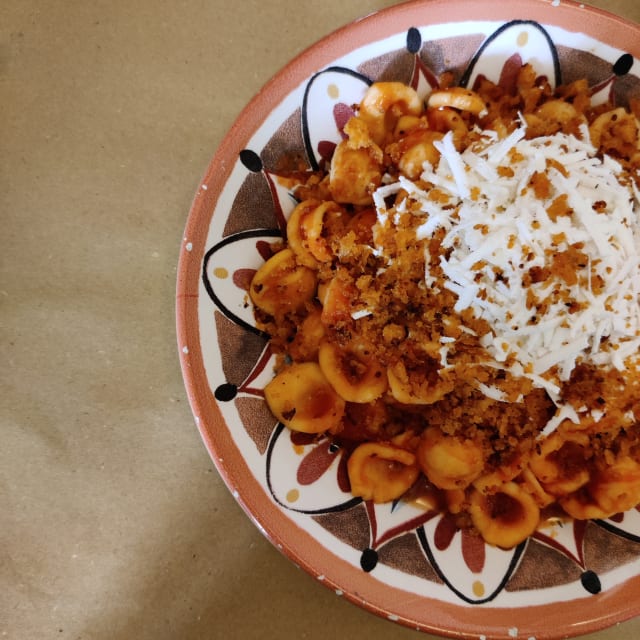 Orecchiette con pomodoro, cacioricotta e croccante di pane - Giù a Sud Bistrot nei Sassi