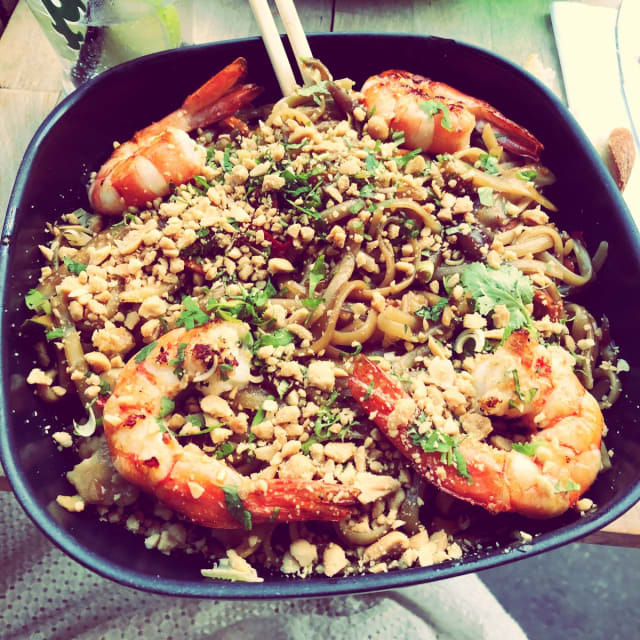 wok de gambas, nouilles et légumes sautés façon thaï - Monsieur, Paris
