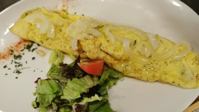 Omelette 2 oeufs aux legumes et champignons avec croûtons de pain - PIROJKI Cafe-Boulangerie, Carouge