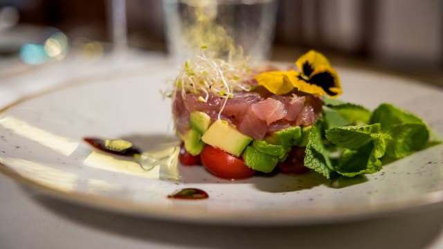 Tartare di tonno con pomodorini confit e avocado al  profumo di lime - Ristorante Borsieri 39