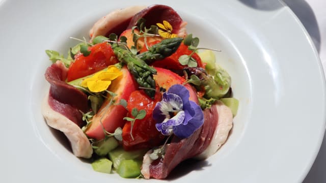 Salade printanière d'asperges vertes et fruits - Les Chanteraines