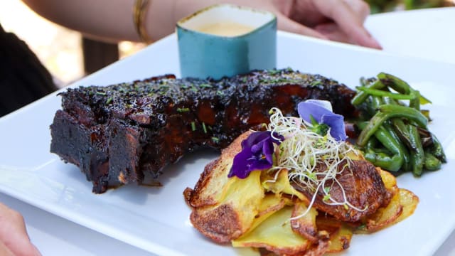 Côte de cochon confite et caramélisée, pomme darphin et légumes - Les Chanteraines