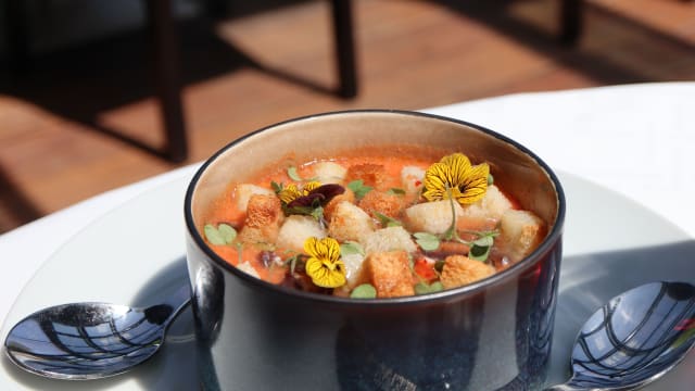 Salmorejo de tomates anciennes, croûtons et Bresaola - Les Chanteraines