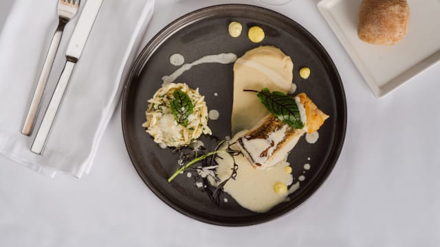 Pavé de lieu jaune, risoni crémeux au parmesan et sauce au citron - Téséo, Warwick Geneva, Geneva