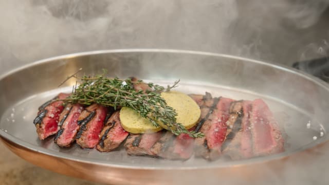 Entrecôte, 250gr de bœuf rassis sur os, sauce café de paris - Téséo, Warwick Geneva, Geneva