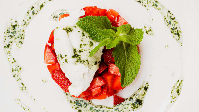 Salade de fraises, faisselle de chèvre, sirop basilic - Le Perroquet Vert