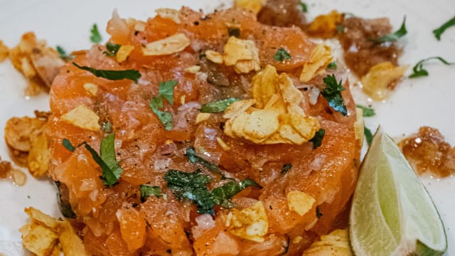  Tartare de saumon au curcuma et pistaches - Le Perroquet Vert, Paris