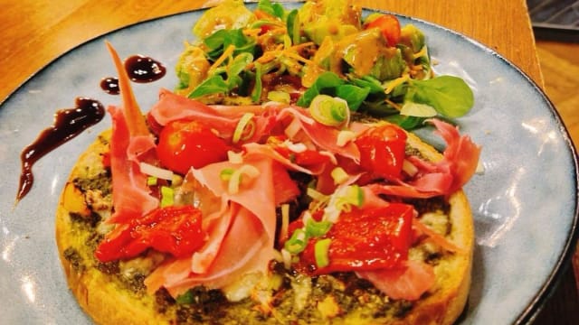 Bruschetta Italienne au Pesto Vert / Salade - L'Ours Bleu, La Neuvillette-lès-Reims