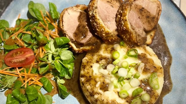 Filet Mignon en Croute Jus Truffé – Ecrasé de Pomme de Terre / Salade - L'Ours Bleu