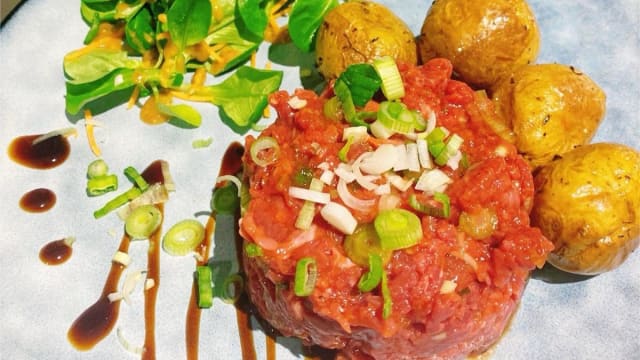 Tartare de Bœuf – Grenailles ou Légumes Grillés / Salade - L'Ours Bleu