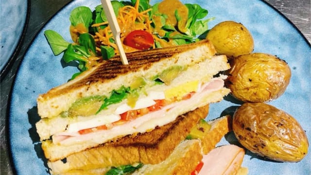 Le Club Sandwich Poulet – Grenailles ou Légumes Grillés / Salade - L'Ours Bleu