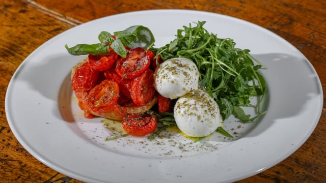 Barley frisella with buffalo mozzarella cheese, cherry tomatoes and basil - Soul Kitchen, Venice