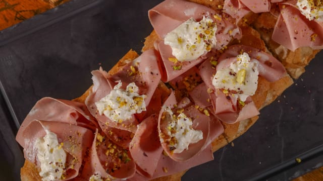 Roman pinsa with mortadella, pistachios and burrata cheese - Soul Kitchen, Venice