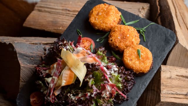 Assiette de malakoff servie avec sa salade - Edelweiss, Geneva