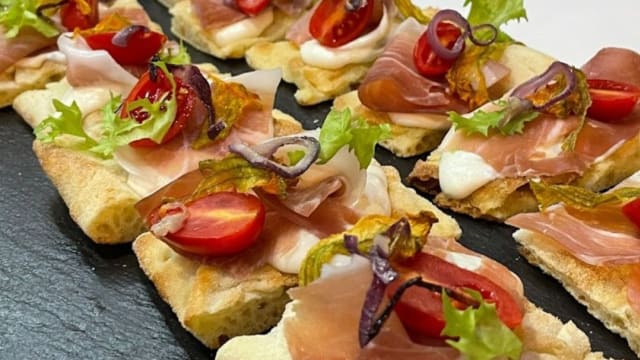 Presso il Ristorante Pizzeria sarà possibile degustare delle ottime pizze Gourmet preparate direttamente dal Maestro pluripremiato Pizzaiolo Gabriele Gianotti. - Osteria Pizzeria Maccaja